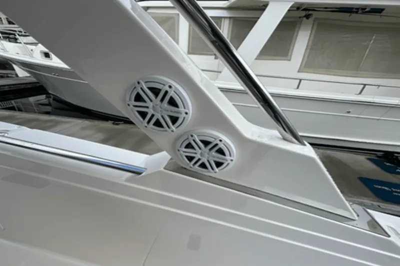 Slide: The Image of Tiara 38 LS 2020 - 29