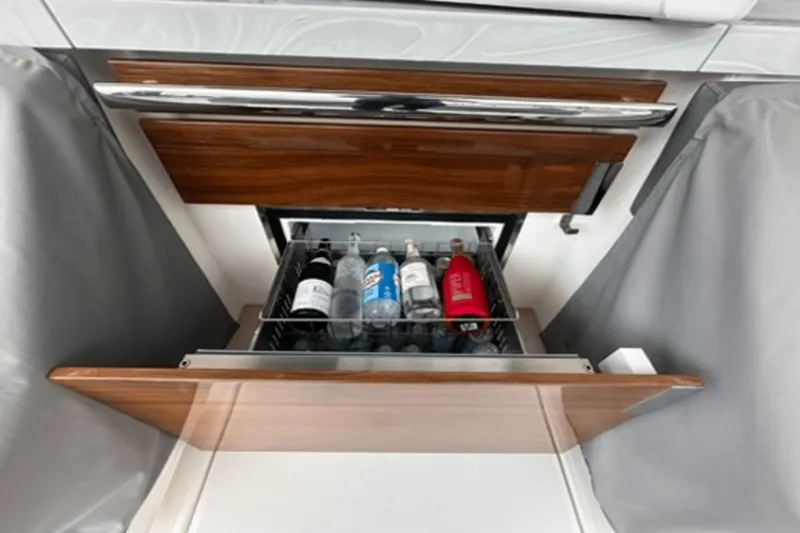 Slide: The Image of Tiara 38 LS 2020 - 30