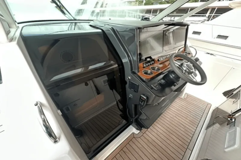 Slide: The Image of Tiara 38 LS 2020 - 31