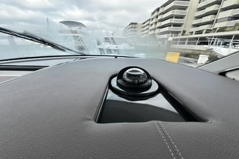 Slide: The Image of Tiara 38 LS 2020 - 32