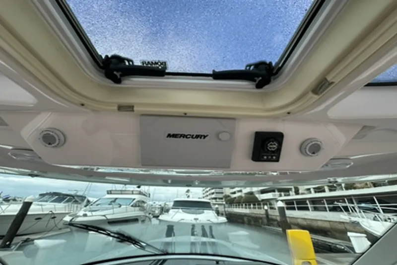 Slide: The Image of Tiara 38 LS 2020 - 33