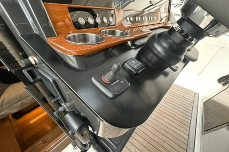 Slide: The Image of Tiara 38 LS 2020 - 34