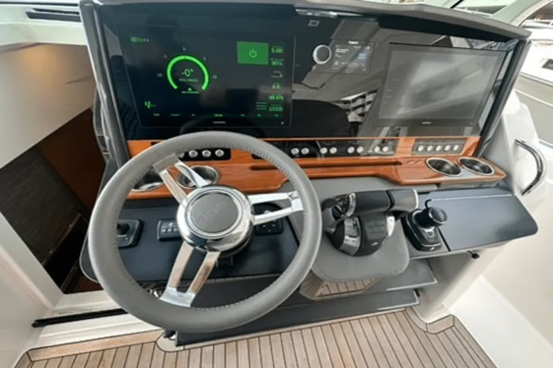 Slide: The Image of Tiara 38 LS 2020 - 36