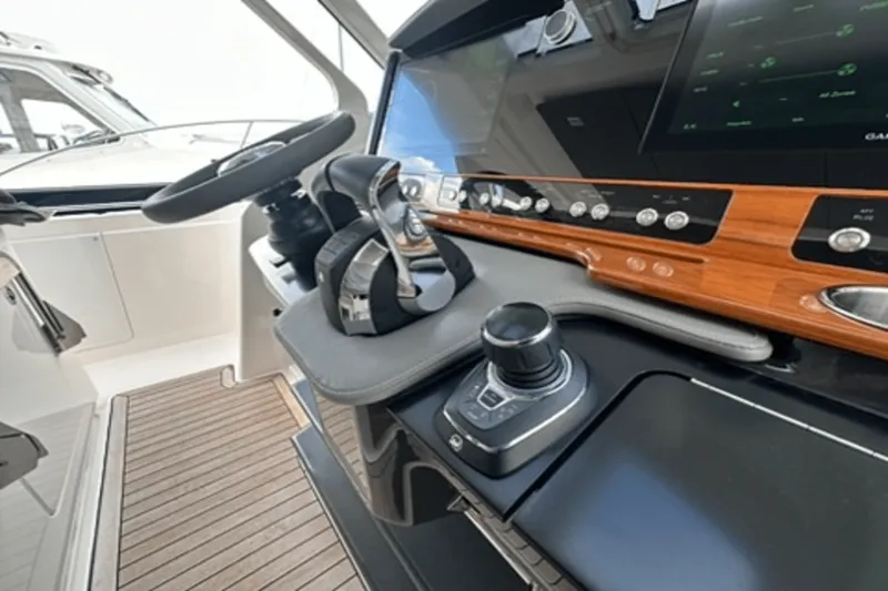 Slide: The Image of Tiara 38 LS 2020 - 37