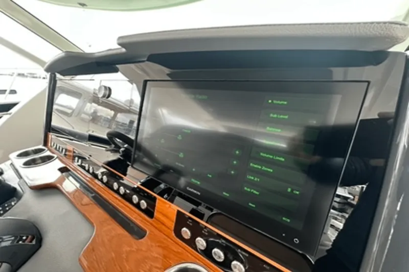 Slide: The Image of Tiara 38 LS 2020 - 38