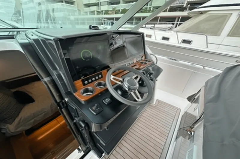 Slide: The Image of Tiara 38 LS 2020 - 39