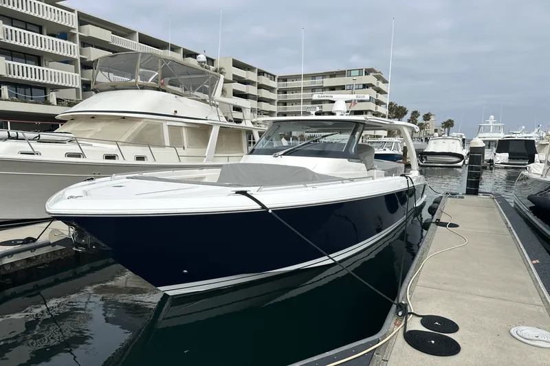 Slide: The Image of Tiara 38 LS 2020 - 4