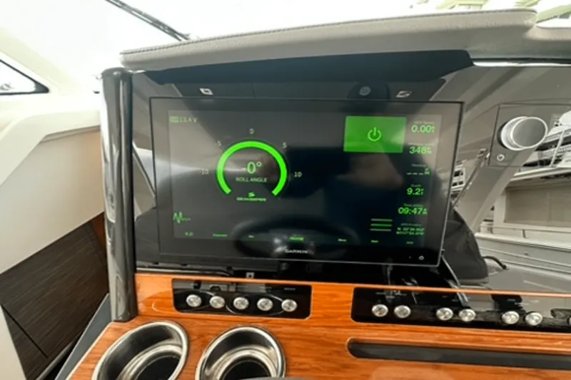 Slide: The Image of Tiara 38 LS 2020 - 40