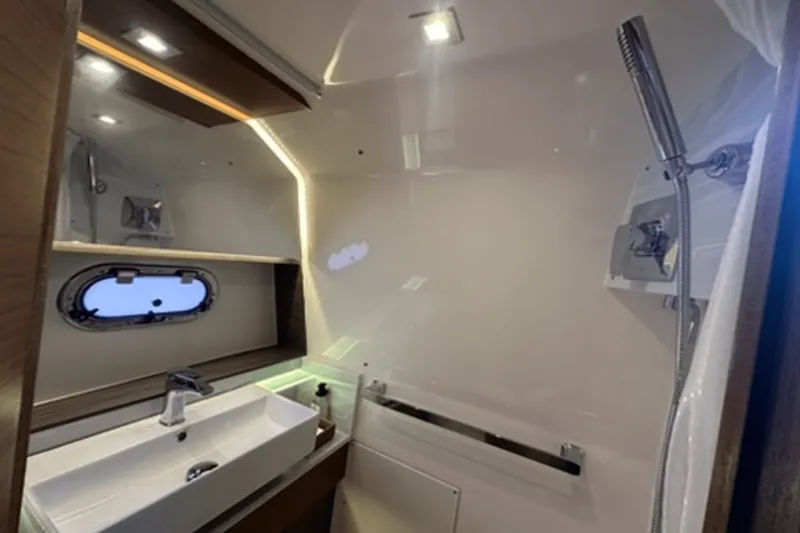 Slide: The Image of Tiara 38 LS 2020 - 41