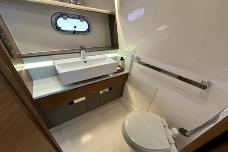 Slide: The Image of Tiara 38 LS 2020 - 42