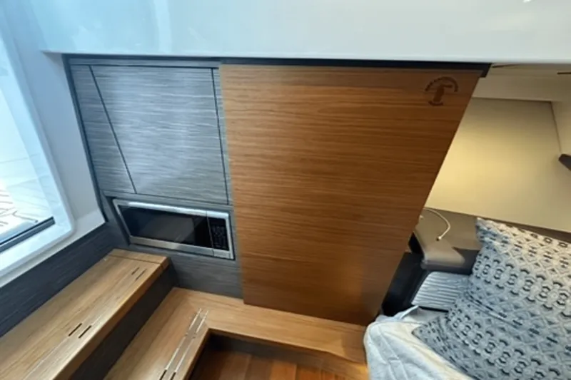 Slide: The Image of Tiara 38 LS 2020 - 45