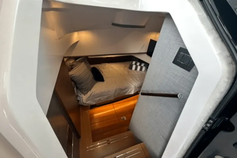 Slide: The Image of Tiara 38 LS 2020 - 46