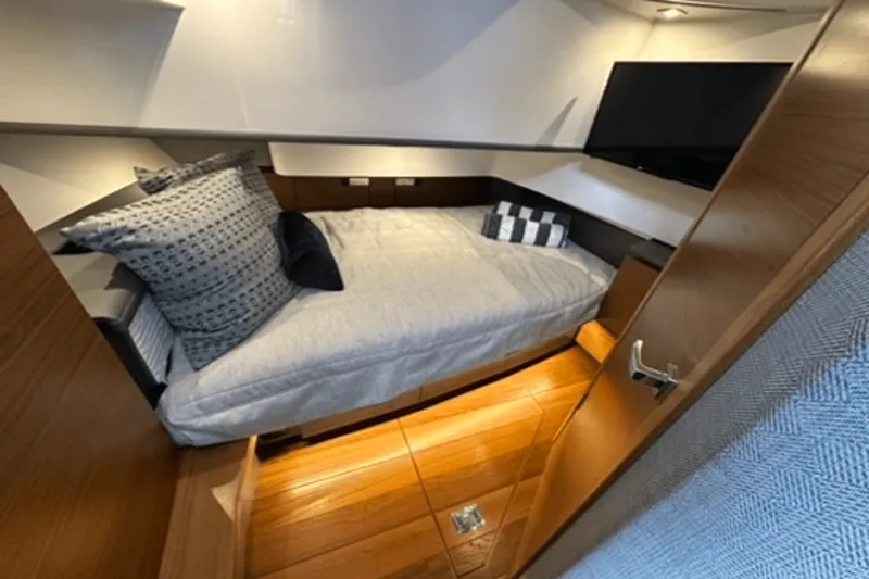 Slide: The Image of Tiara 38 LS 2020 - 48