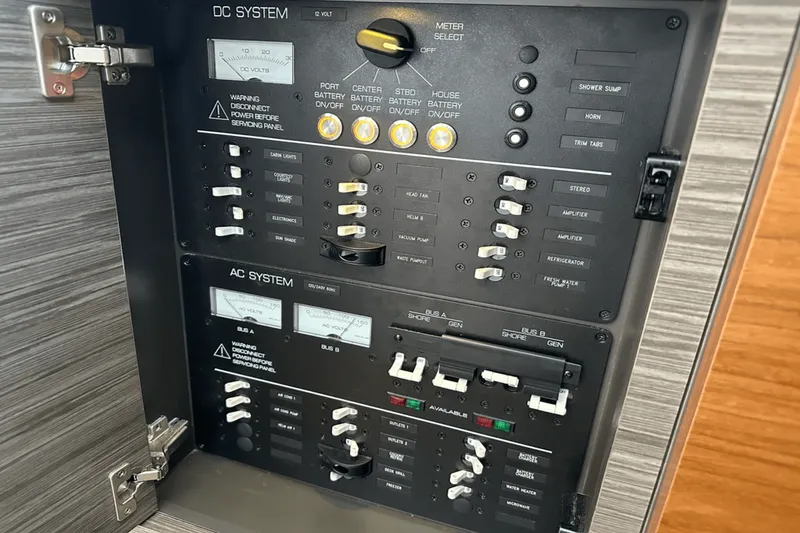 Slide: The Image of Tiara 38 LS 2020 - 49