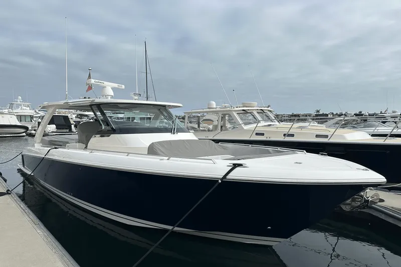 Slide: The Image of Tiara 38 LS 2020 - 5