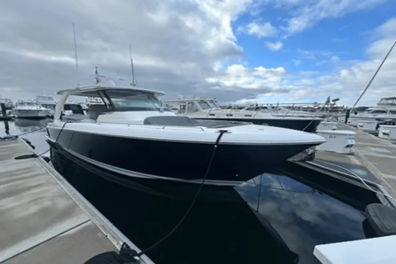 Slide: The Image of Tiara 38 LS 2020 - 52