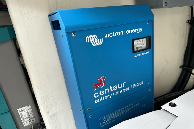 Slide: The Image of Tiara 38 LS 2020 - 58