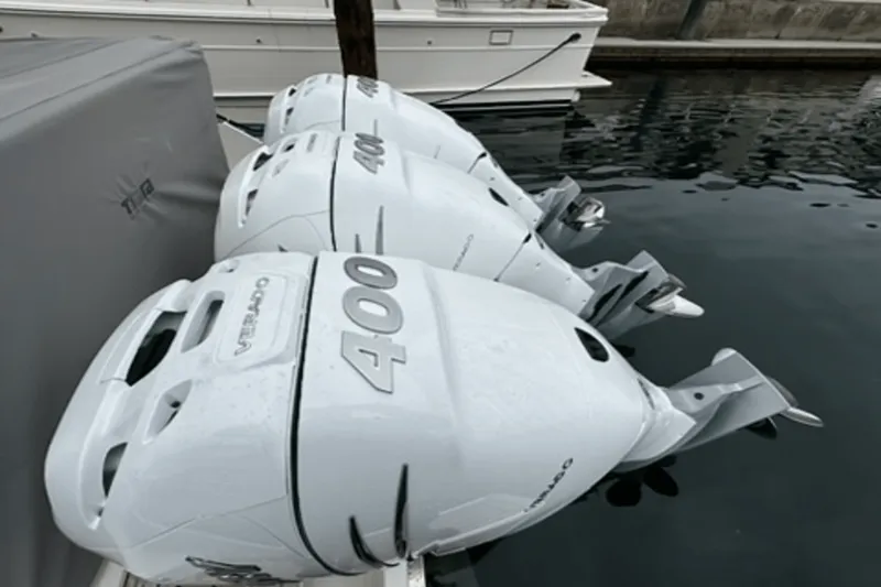 Slide: The Image of Tiara 38 LS 2020 - 6