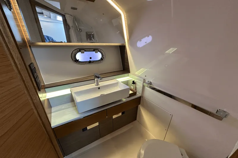 Slide: The Image of Tiara 38 LS 2020 - 7