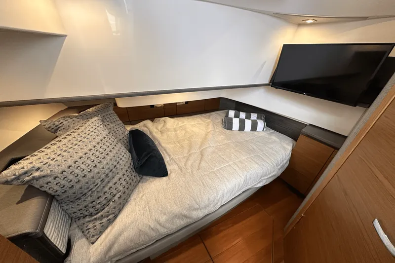 Slide: The Image of Tiara 38 LS 2020 - 8