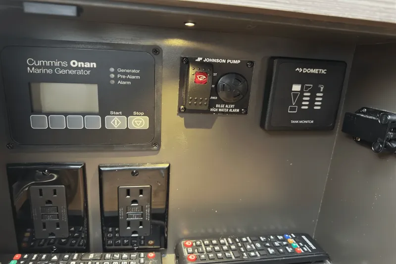 Slide: The Image of Tiara 38 LS 2020 - 9