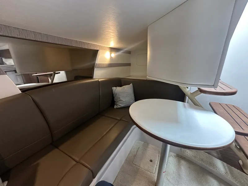Slide: The Image of Cruisers Yachts 35 EXPRESS 2019 - 18