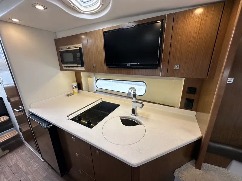 Slide: The Image of Cruisers Yachts 35 EXPRESS 2019 - 22