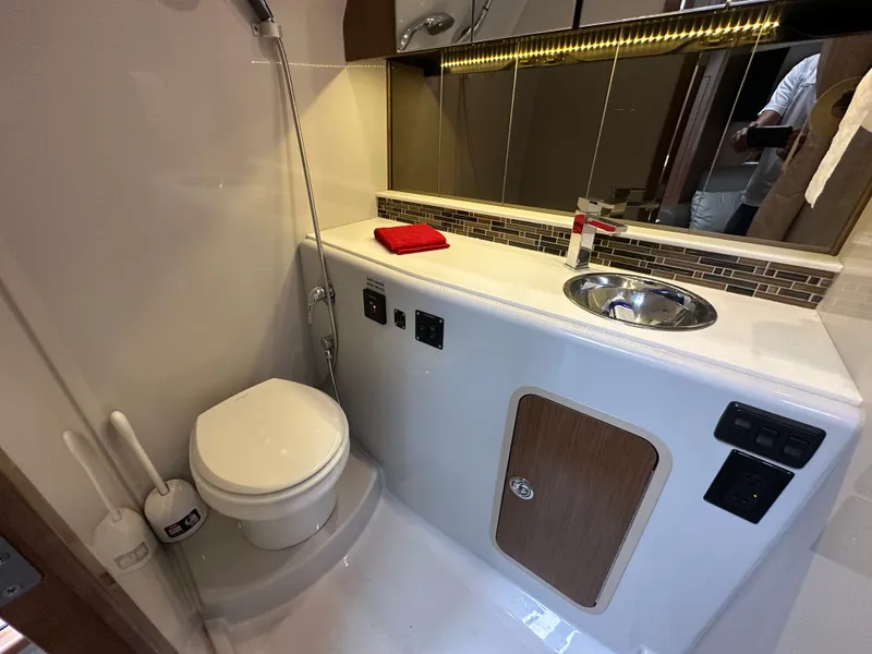 Slide: The Image of Cruisers Yachts 35 EXPRESS 2019 - 24