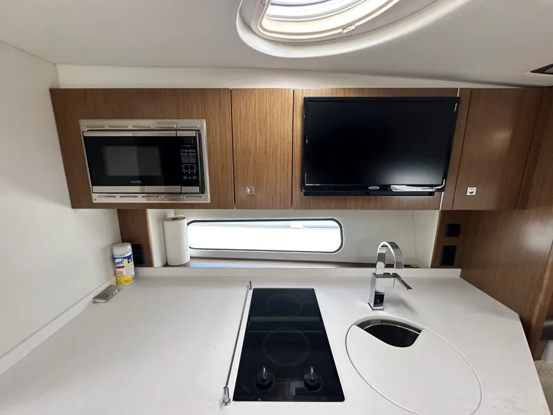 Slide: The Image of Cruisers Yachts 35 EXPRESS 2019 - 28