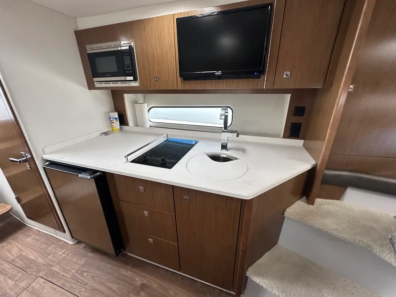 Slide: The Image of Cruisers Yachts 35 EXPRESS 2019 - 29