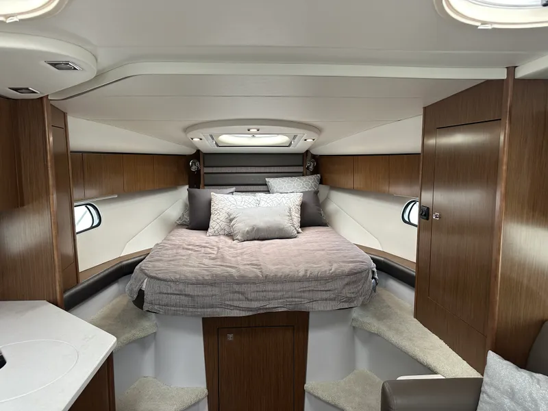 Slide: The Image of Cruisers Yachts 35 EXPRESS 2019 - 31