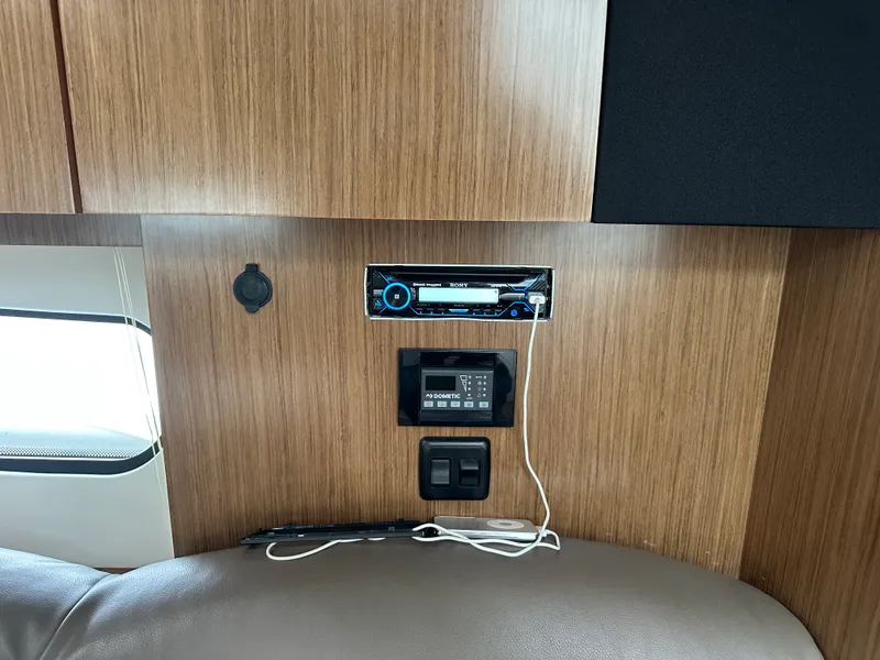 Slide: The Image of Cruisers Yachts 35 EXPRESS 2019 - 32