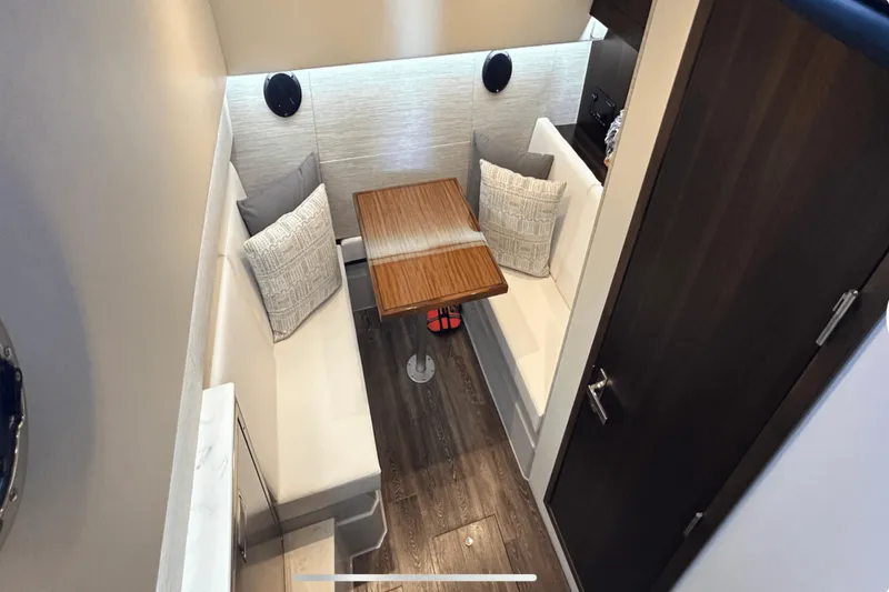 Slide: The Image of Cruisers Yachts 34 GLS OB 2023 - 10