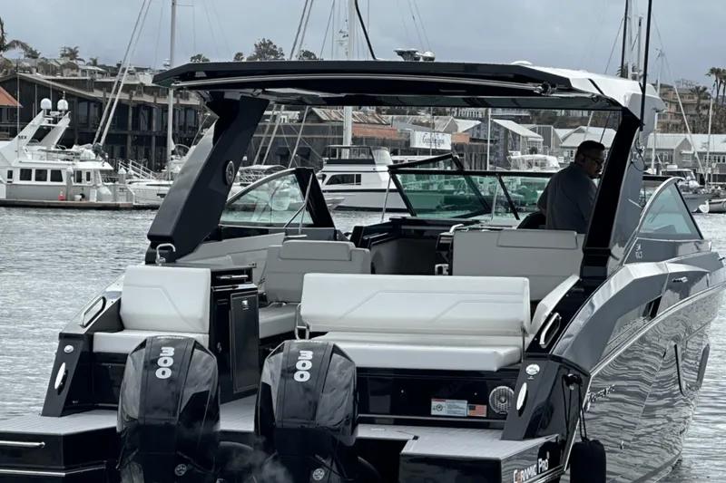 Slide: The Image of Cruisers Yachts 34 GLS OB 2023 - 13