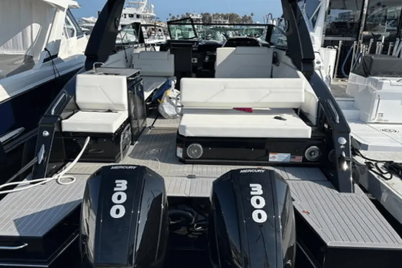 Slide: The Image of Cruisers Yachts 34 GLS OB 2023 - 15