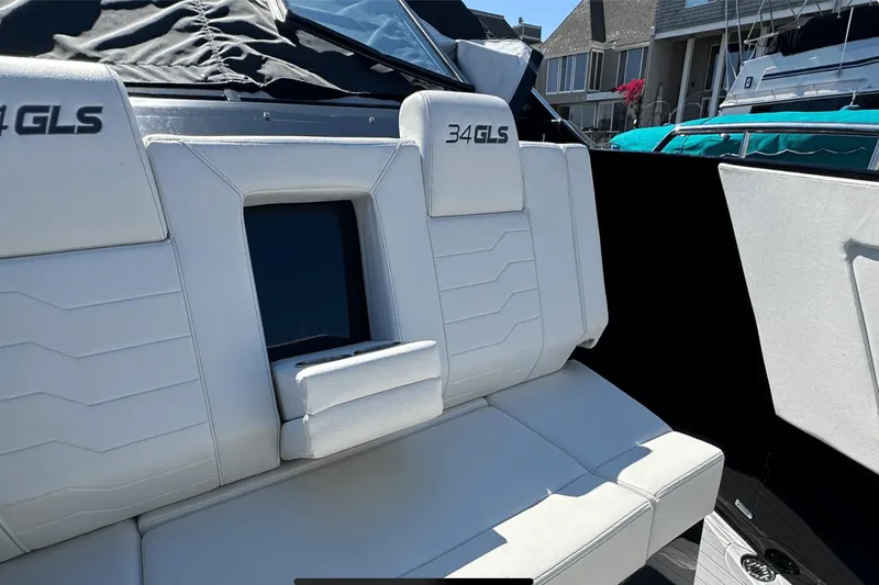 Slide: The Image of Cruisers Yachts 34 GLS OB 2023 - 16