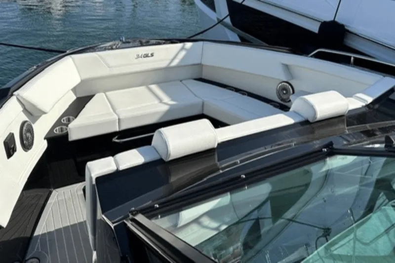 Slide: The Image of Cruisers Yachts 34 GLS OB 2023 - 17