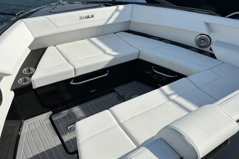 Slide: The Image of Cruisers Yachts 34 GLS OB 2023 - 18