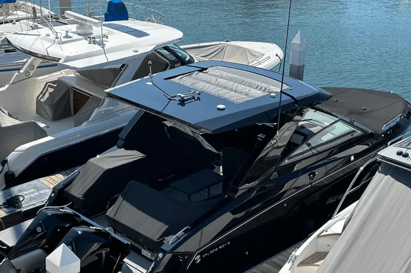 Slide: The Image of Cruisers Yachts 34 GLS OB 2023 - 22