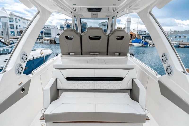 Slide: The Image of Tiara 34 LS 2024 - 12