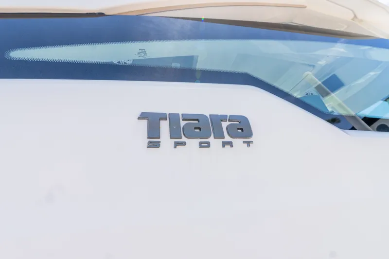 Slide: The Image of Tiara 34LX 2020 - 17