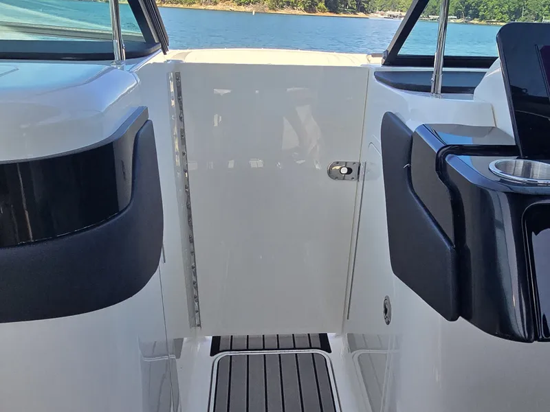 Slide: The Image of Sea Ray SLX 260 Surf 2026 - 22