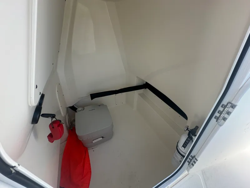 Slide: The Image of Boston Whaler 220 DAUNTLESS 2023 - 10