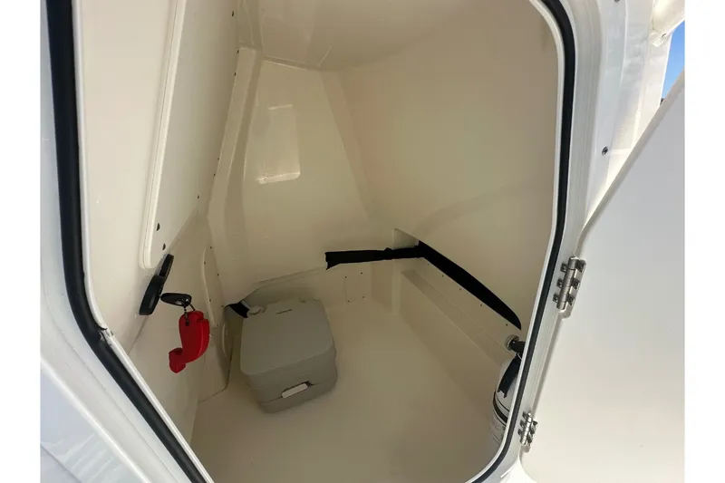 Slide: The Image of Boston Whaler 220 DAUNTLESS 2023 - 11