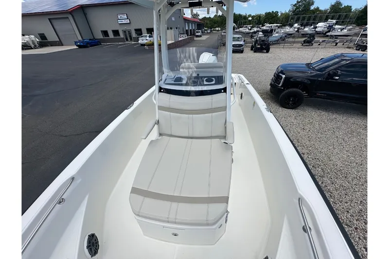Slide: The Image of Boston Whaler 220 DAUNTLESS 2023 - 12