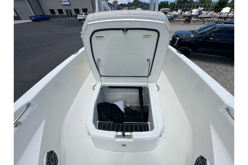 Slide: The Image of Boston Whaler 220 DAUNTLESS 2023 - 13
