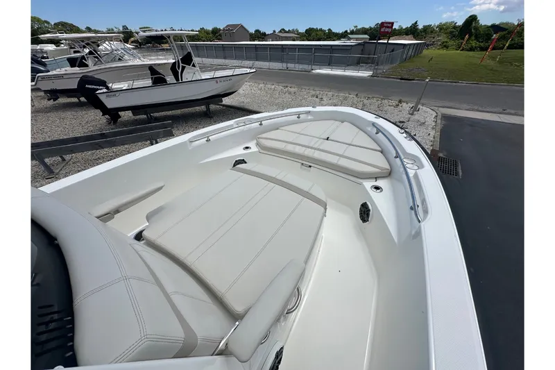 Slide: The Image of Boston Whaler 220 DAUNTLESS 2023 - 14