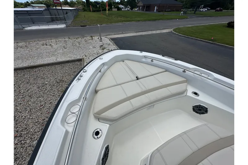Slide: The Image of Boston Whaler 220 DAUNTLESS 2023 - 15
