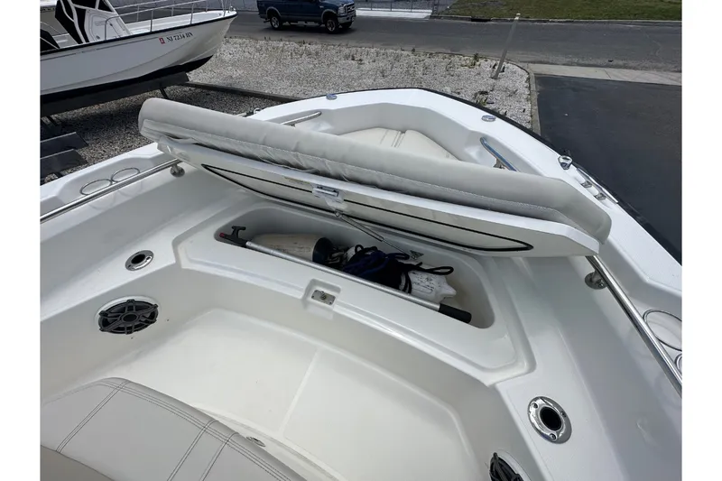 Slide: The Image of Boston Whaler 220 DAUNTLESS 2023 - 16
