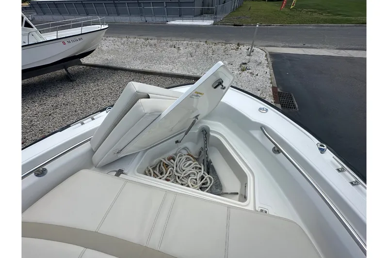 Slide: The Image of Boston Whaler 220 DAUNTLESS 2023 - 17
